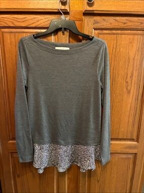 LOFT Gray Long-Sleeve Top with leopard print hem. Size S